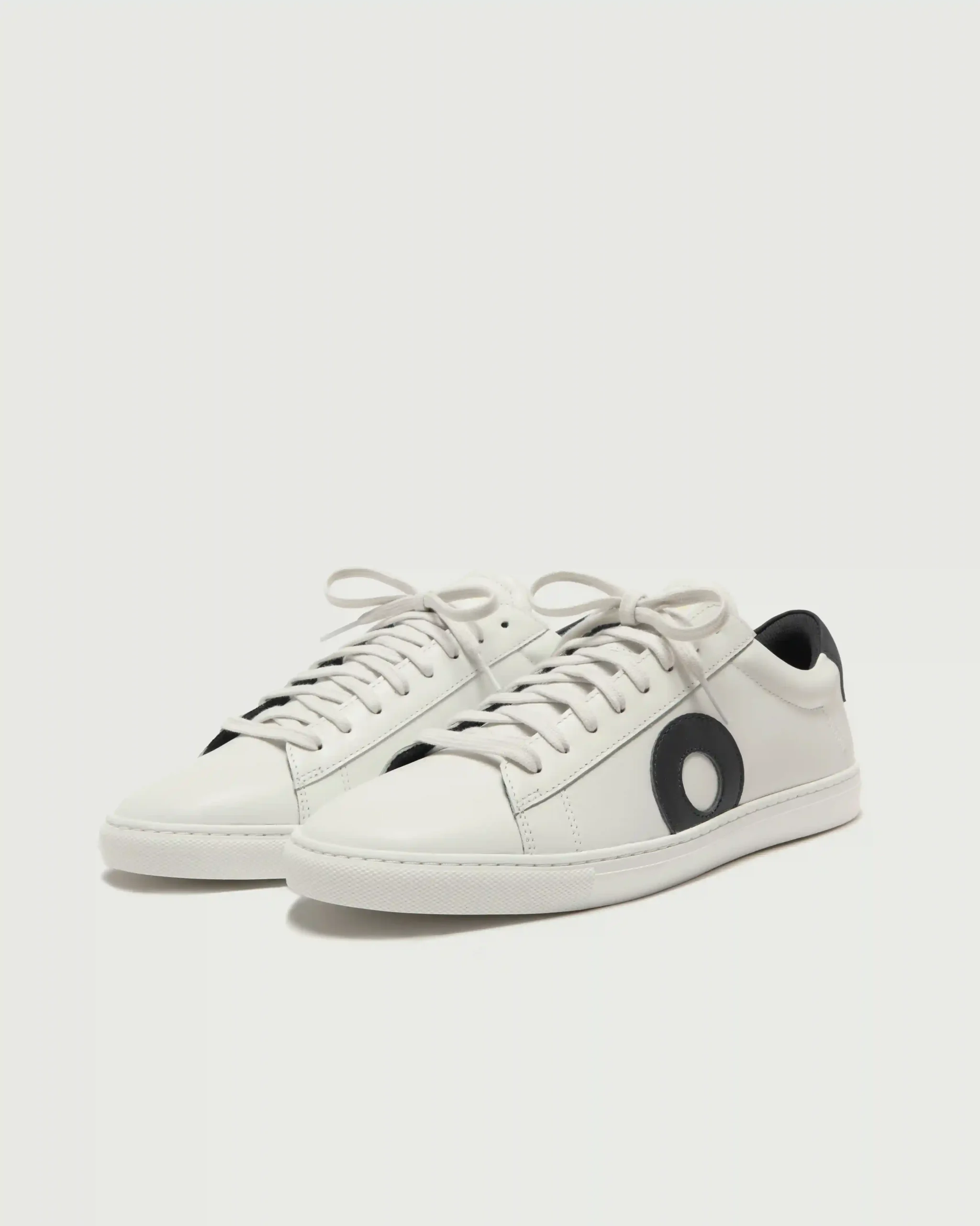 Alternative view of Low 1 | White / Black