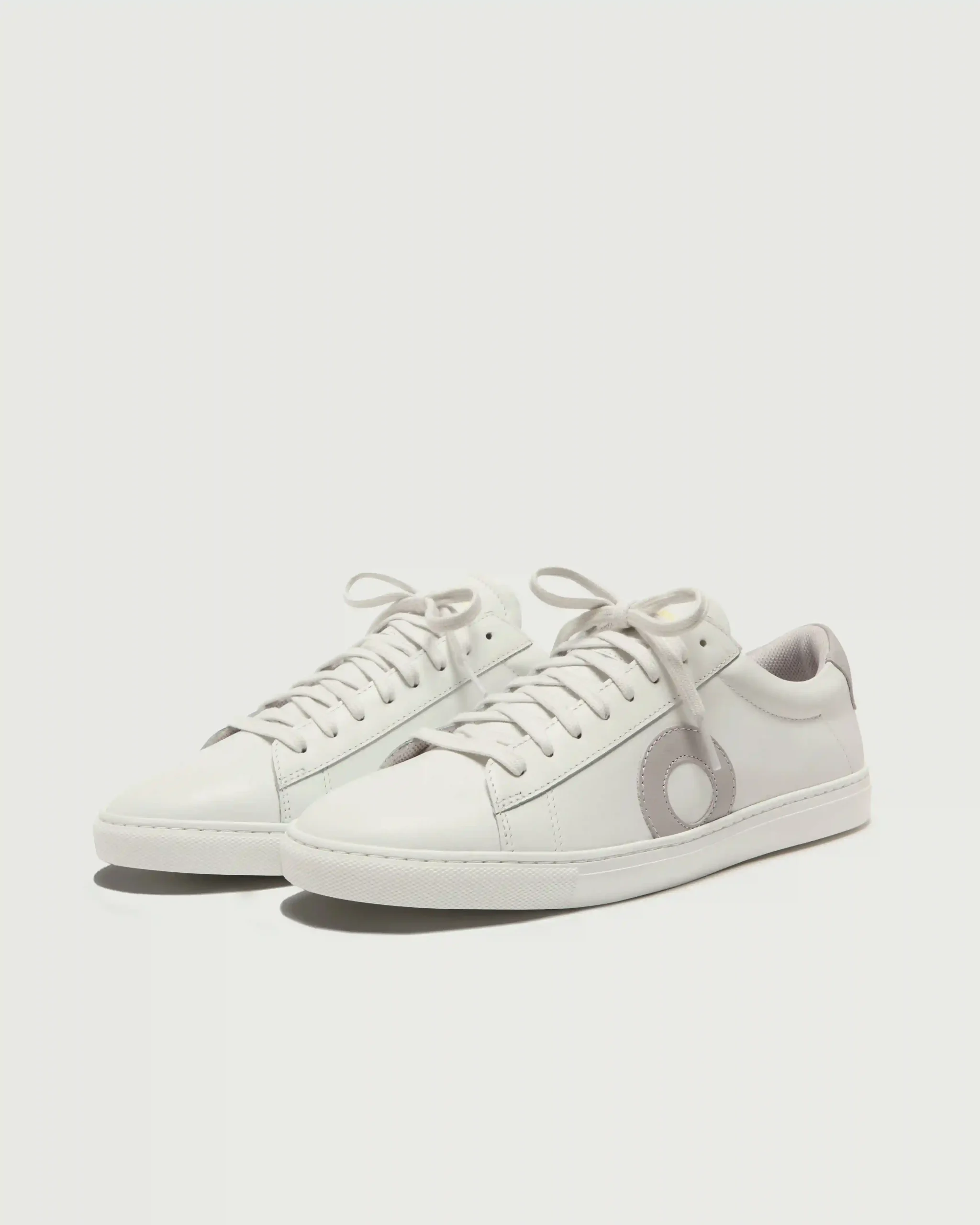 Alternative view of Low 1 | White / Limestone