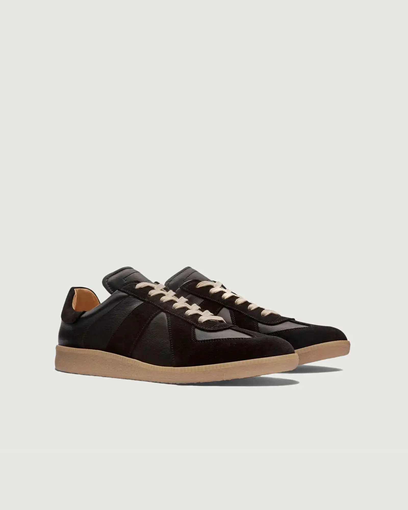 Alternative view of GAT | Black / Gum