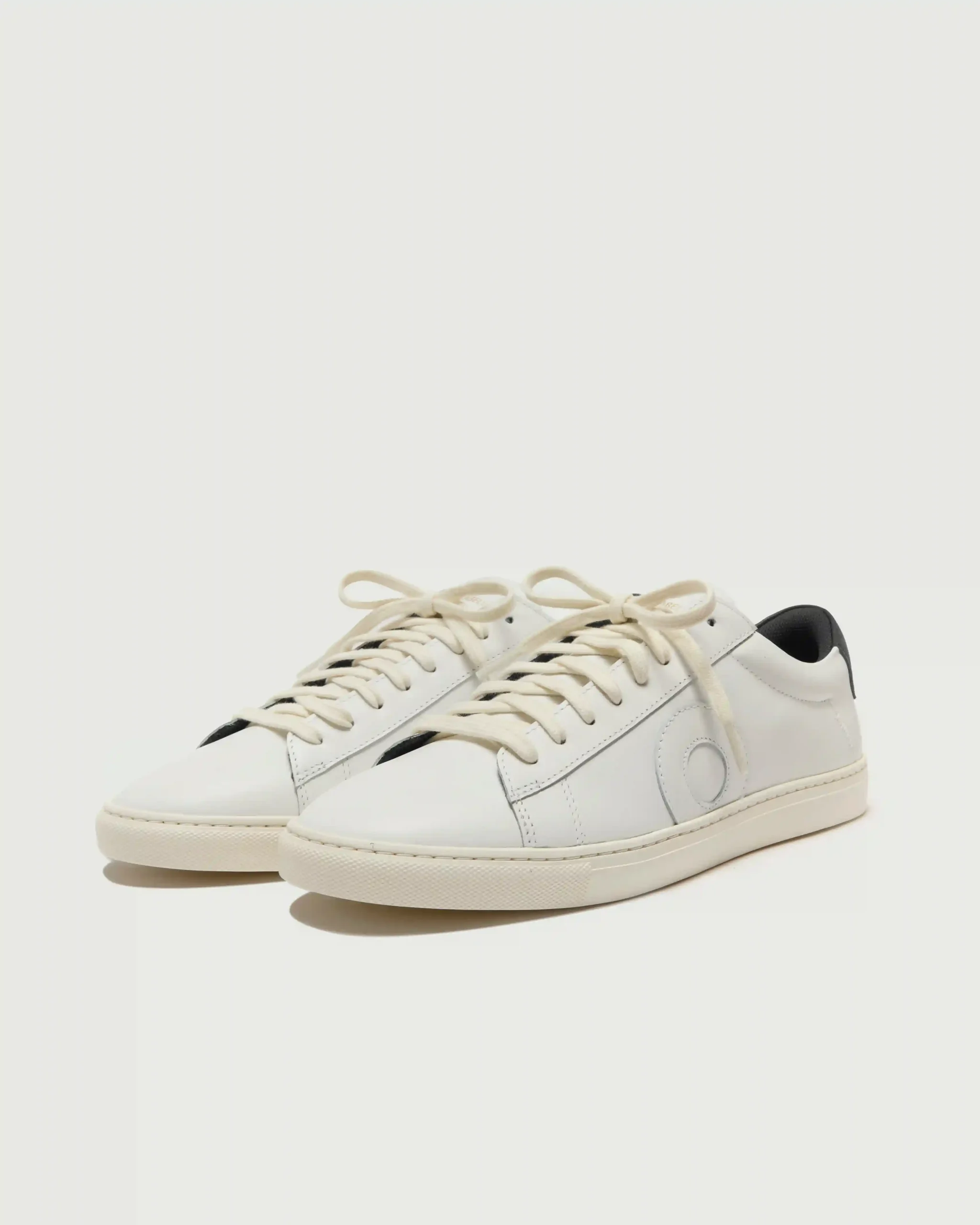 Alternative view of Low 1 | White / Black | Ivory